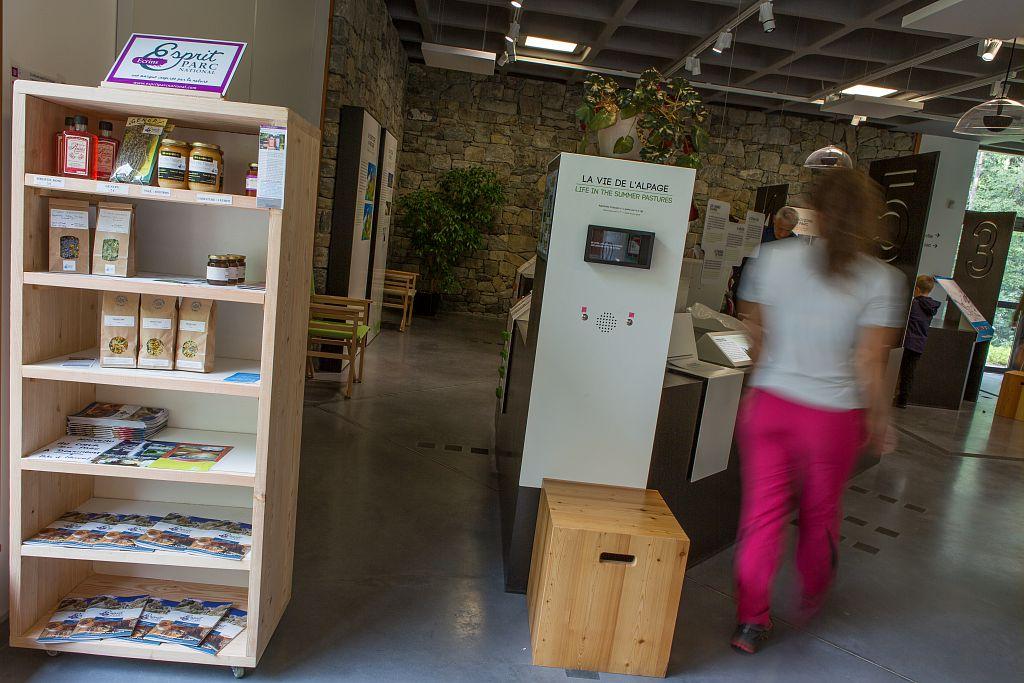 Produits esprit parc national, en vitrine dans les maisons du Parc © T.Maillet - Parc national des Ecrins