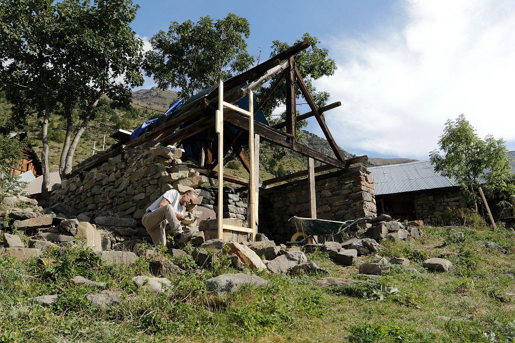 Jeff Pimet au travail - Maçonnerie four Dormillouse - été 2017 - © M.Pottier - Parc national des Écrins