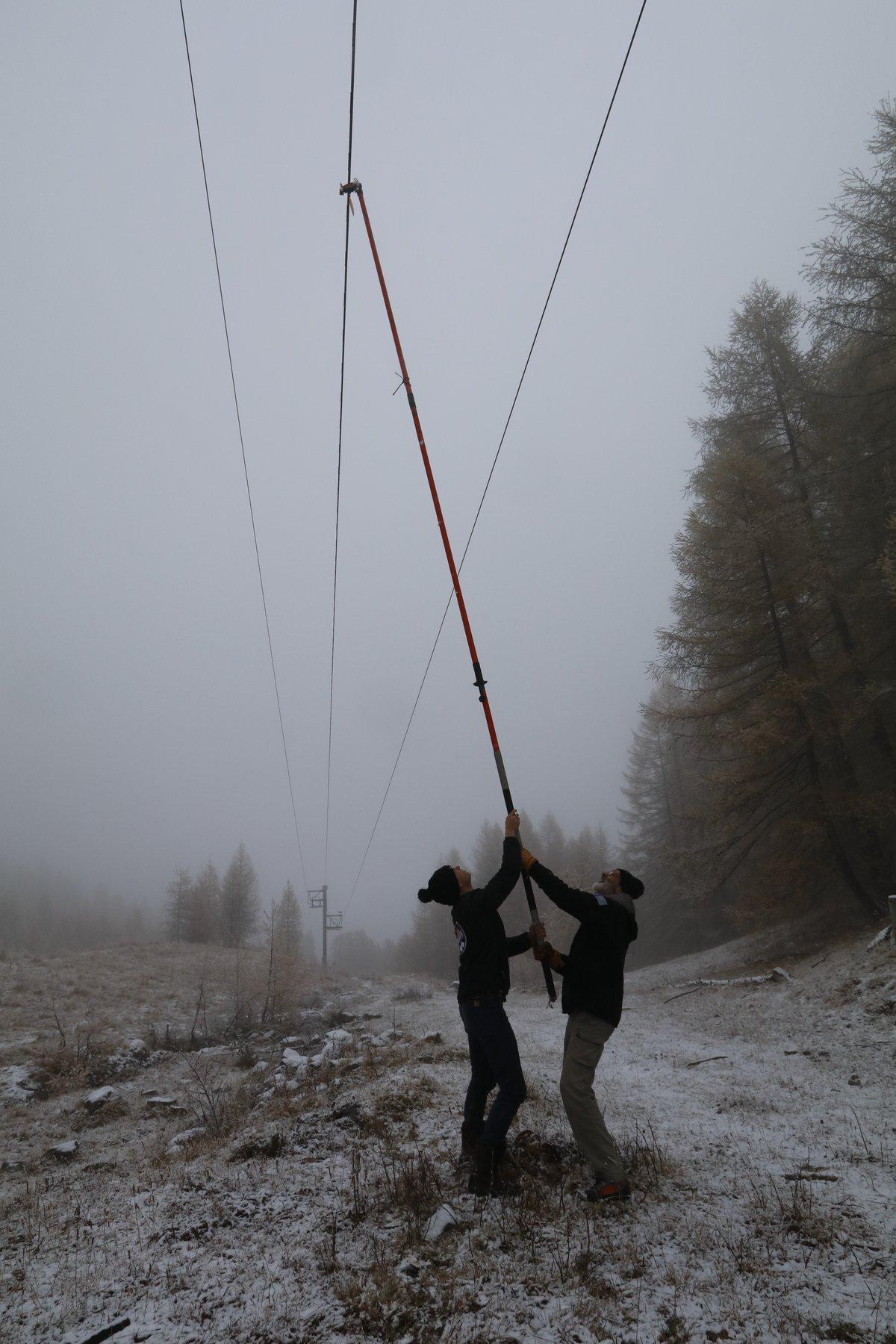 novembre 2017 - installation flotteurs de visualisation de câbles téléskis à Réallon © Martial Bouvier - Parc national des Écrins