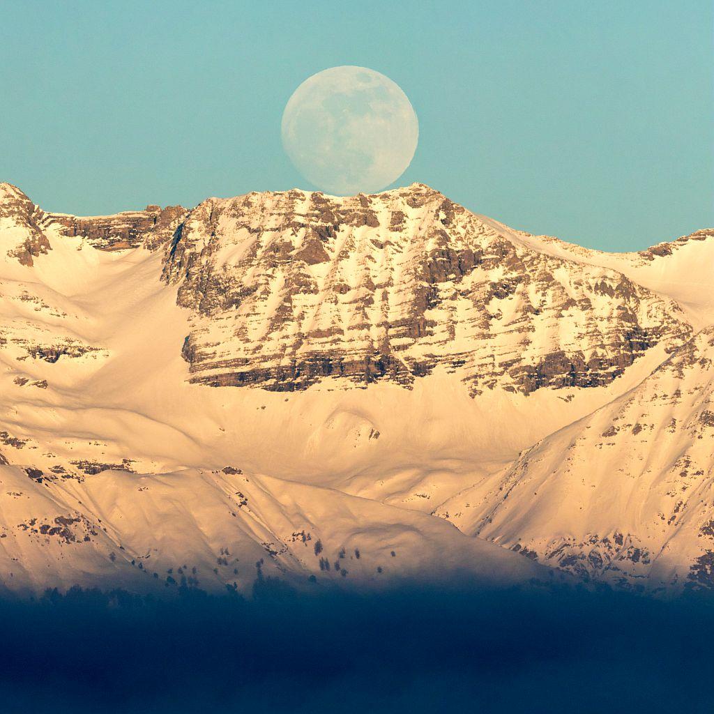 quasi pleine lune du 30 janvier 2018 depuis la route du col de Gleize : vue sur le sommet de Entre Piniers 3044 entre le Grand Pinier et le petit Pinier © P.Saulay  Parc national des Écrins