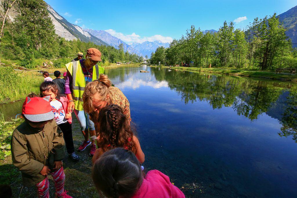 Atelier scolaire sur le site du Lac Bleu au Bourg d'Oisans - Ecrins e nature 2018 - photo T.Maillet - Parc national des Ecrins
