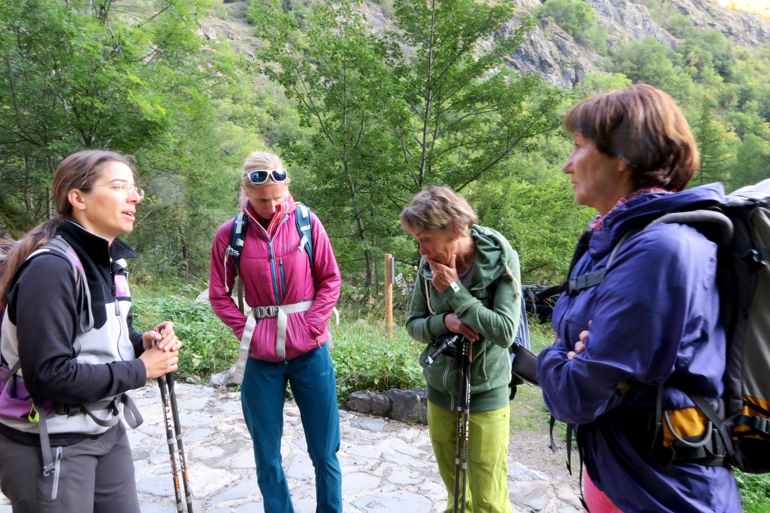 Blandine Delenatte explique la règlementation en coeur de Parc © Justine Lluengo - Parc national des Ecrins