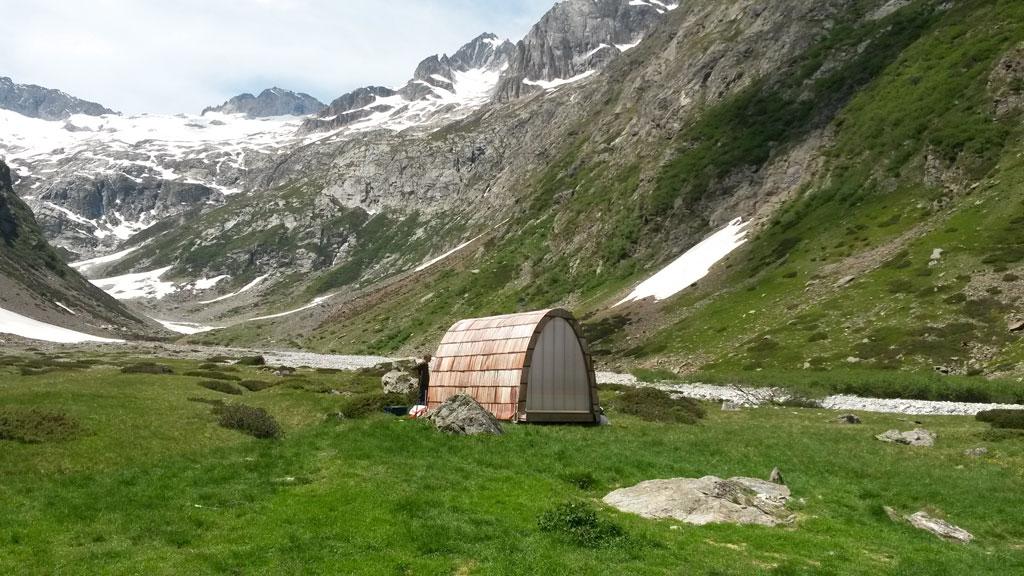Héliportage prototype cabane d'appoint - alpage Mariande - juin 2019 - © F. Sabatier - Parc national des Ecrins