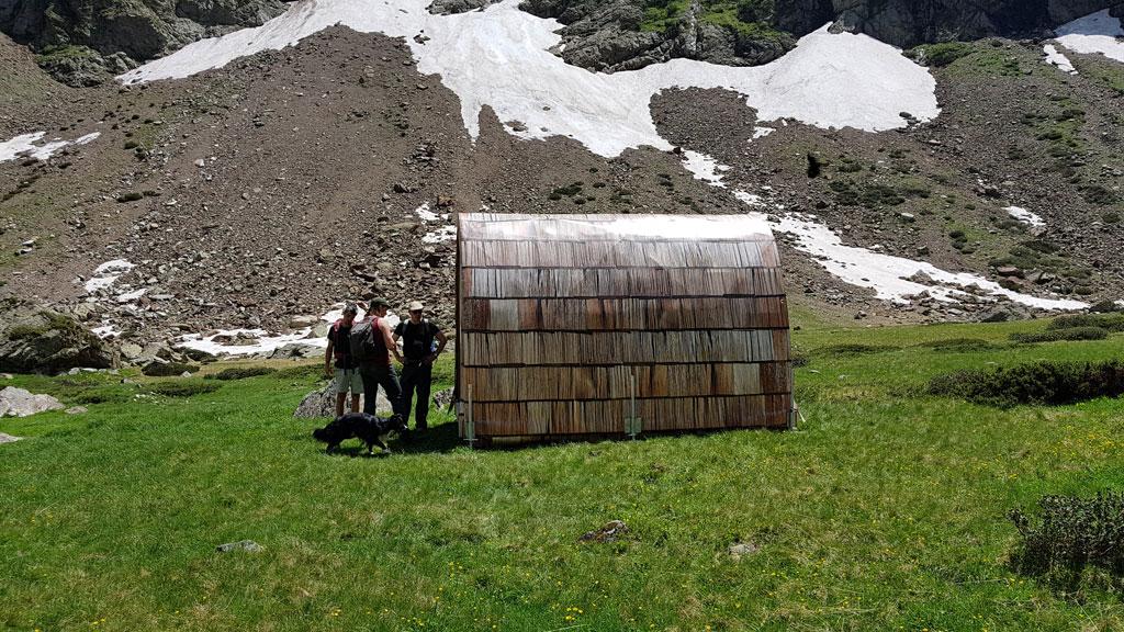Héliportage prototype cabane d'appoint - alpage Mariande - juin 2019 - © F. Sabatier - Parc national des Ecrins