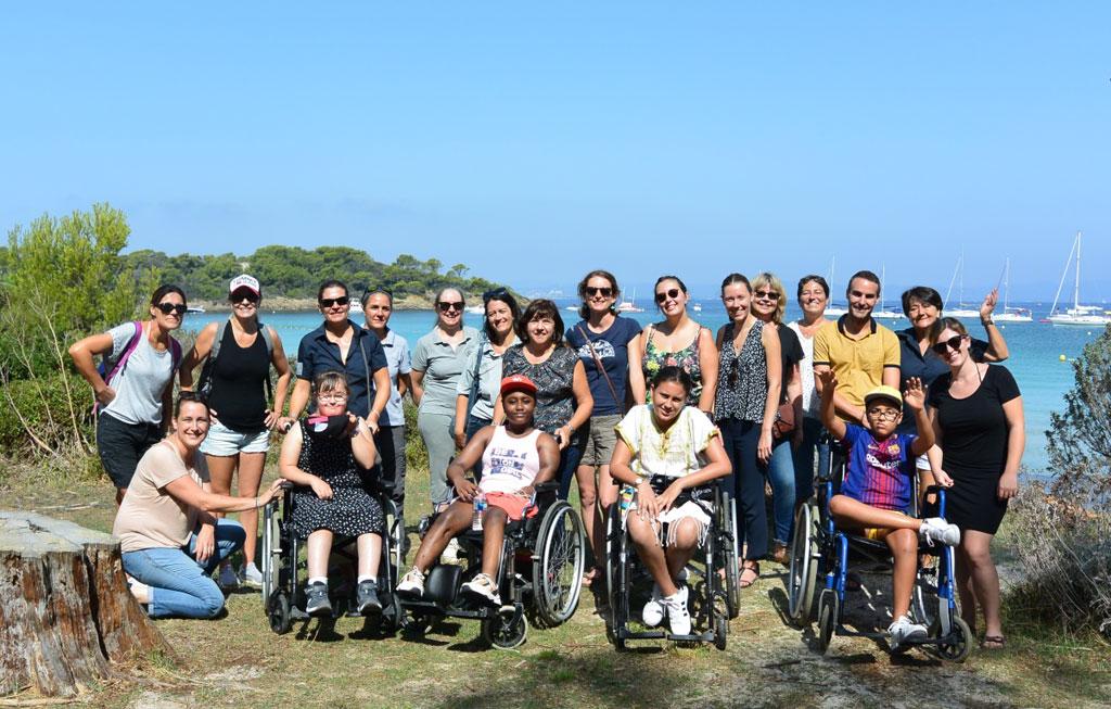 Les enfants du centre Pomponiana Olbia avec leurs accompagnateurs et les équipes du mécénat sur la plage d’Argent – Porquerolles. © Agence française pour la biodiversité