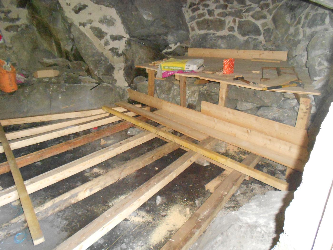 Abri sous roche des Bans, pendant travaux © J-L Grégoire - Parc national des Ecrins