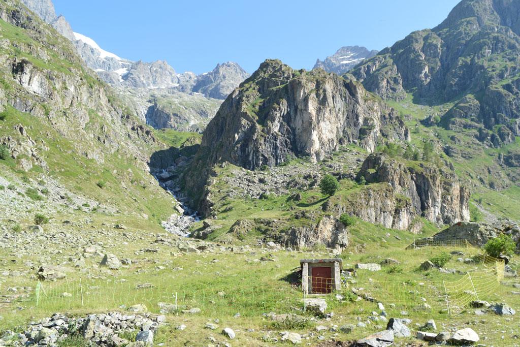 En 2016, au premier plan, le réservoir d’eau de l’hôtel du Gioberney, exposé aux crues torrentielles depuis 2017.© PJ Guilloux - Parc national des Écrins