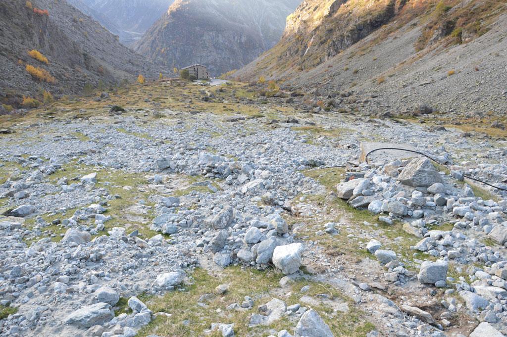  les premiers débordements du torrent en rive droite, transportant des blocs dans la prairie de Gioberney.torrent Muande Bellone - Gioberney - © PJ Guilloux - Parc national des Écrins