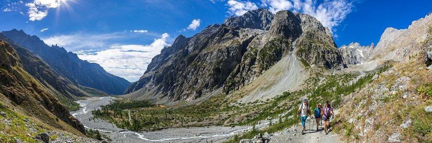 Pré de Madame Carles, Alexandre Puech, accompagnateur en moyenne montagne, randonnée vers le refuge du Glacier Blanc © Bertrand Bodin - Parc national des Écrins
