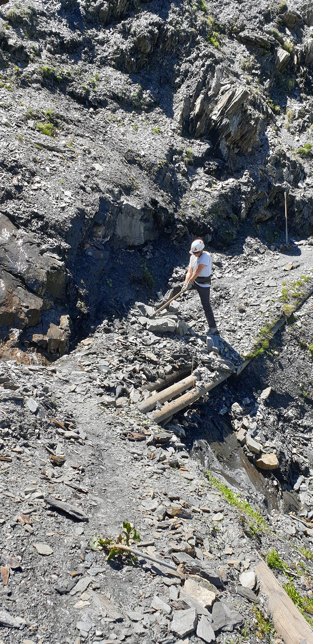 Travaux d'urgence réouverture sentier crevasses - juin 2020 - photo R.Vannard - Parc national des Ecrins