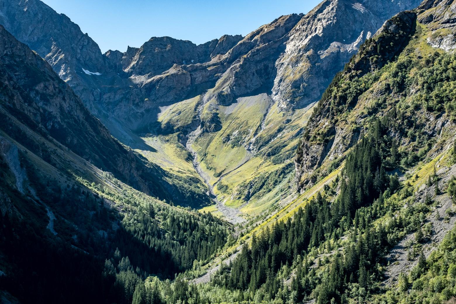 Vue sur la réserve intégrale depuis la rive opposée