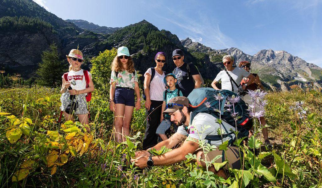 Rencontre avec un garde dans le vallon du Fournel - © T. Maillet - PNE