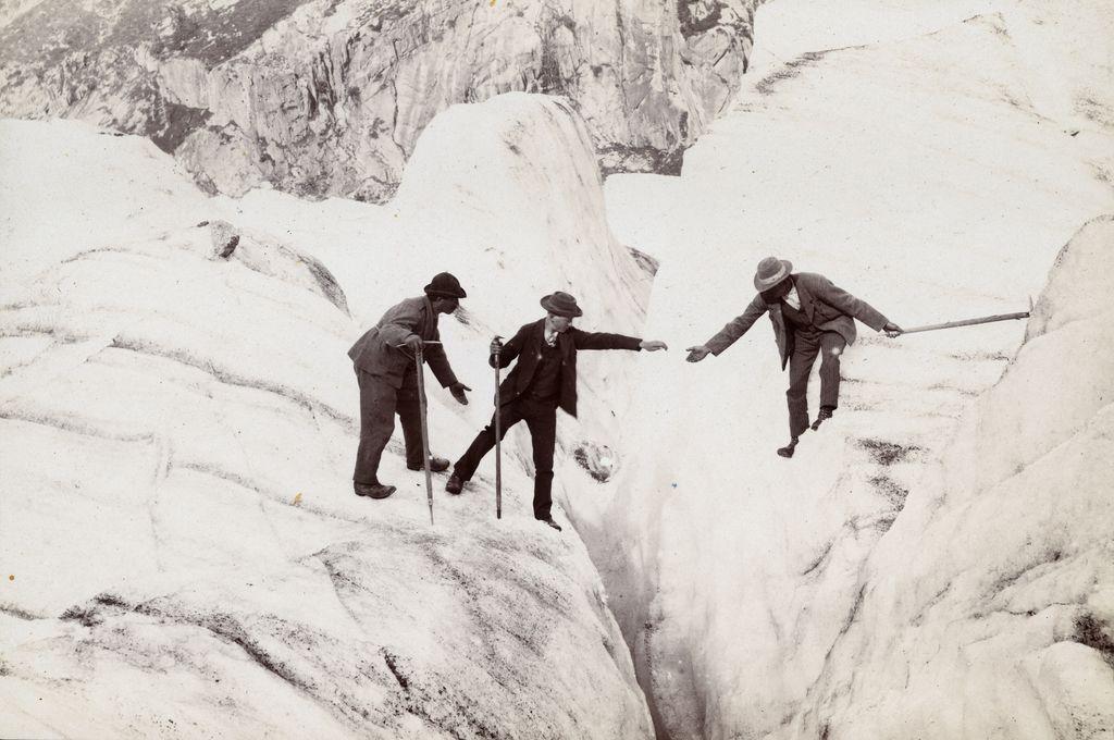 Alpinistes passant une crevasse © E. Whymper