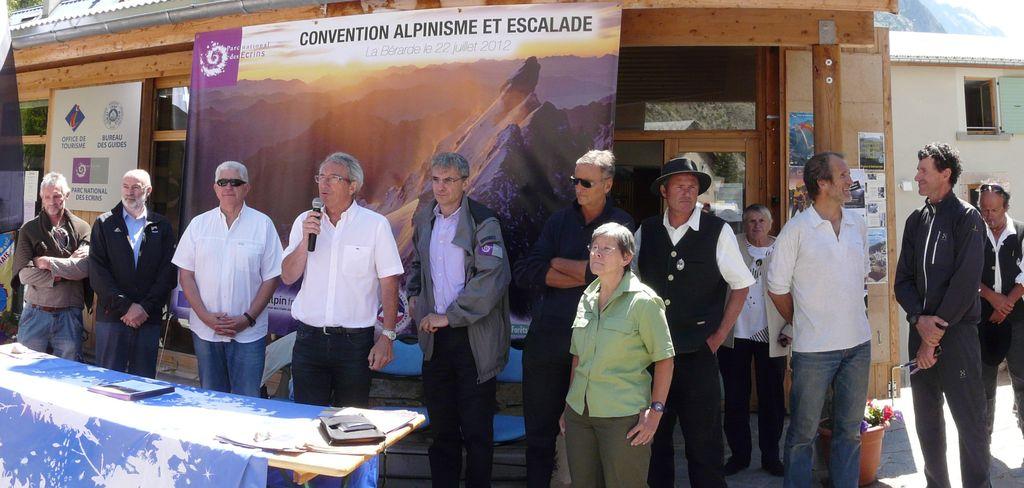 Les signataires de la convention alpinisme et escalade en 2012 © PNE