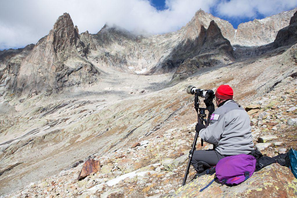 Pascal Saulay photographiant l'aiguille Dibona en 2015 © T. Chevallier - PNE