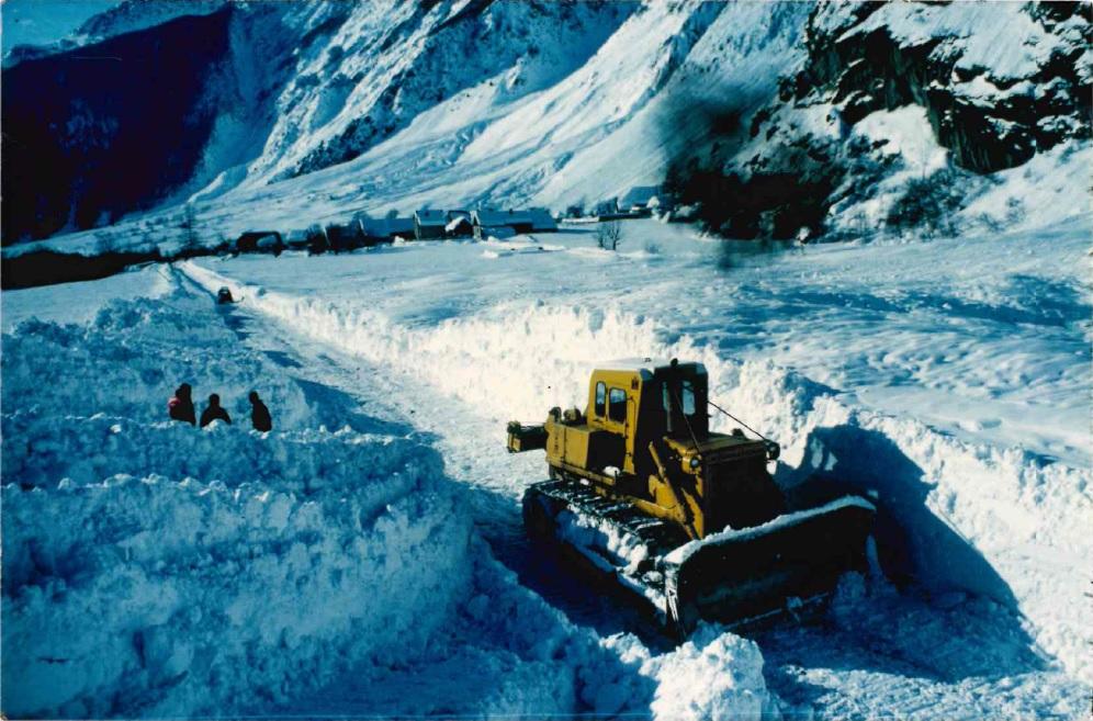 Déblaiement de l'avalanche de 1986 à la Chalp