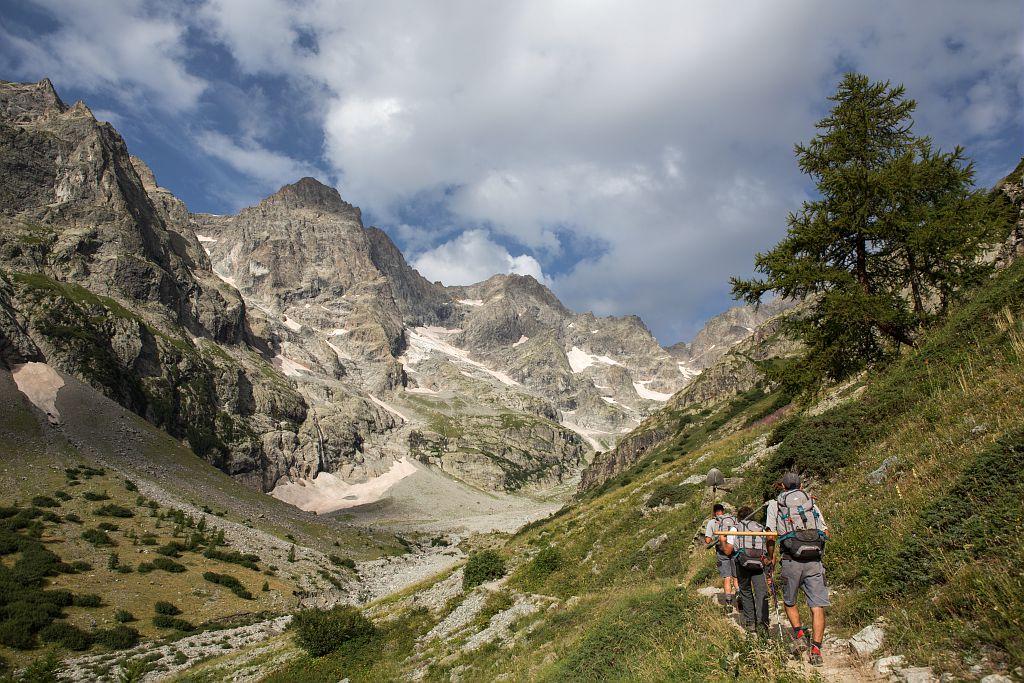 En chemin pour le chantier sur le sentier des Bans © T. Maillet - PNE