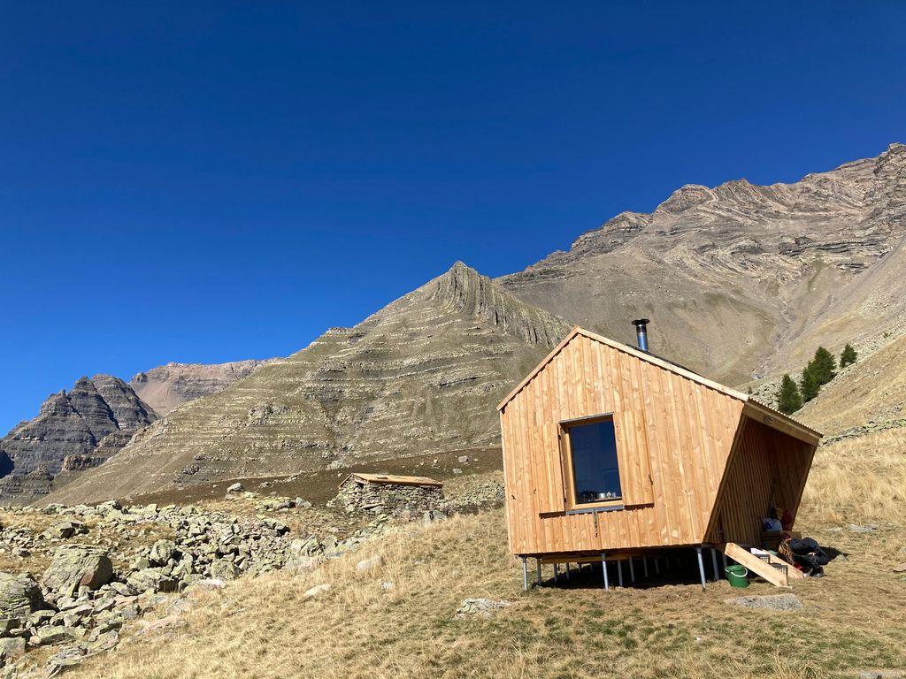 Les deux cabanes des Clots (à gauche l'ancienne, à droite la nouvelle) © J.P. Telmon - PNE