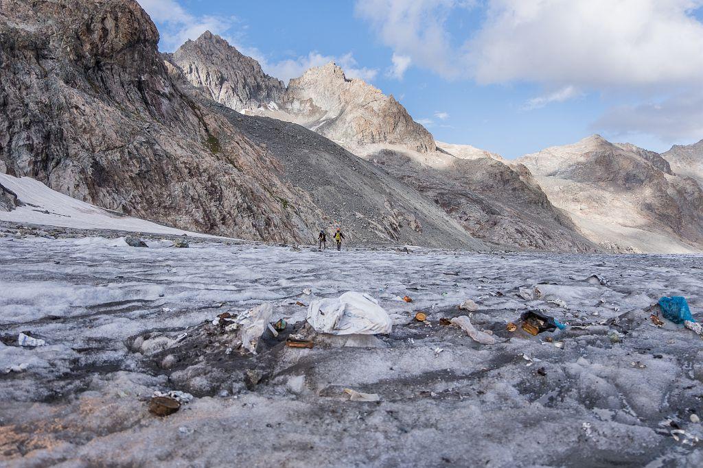 Déchets sur le glacier Blanc © M. Coulon - PNE