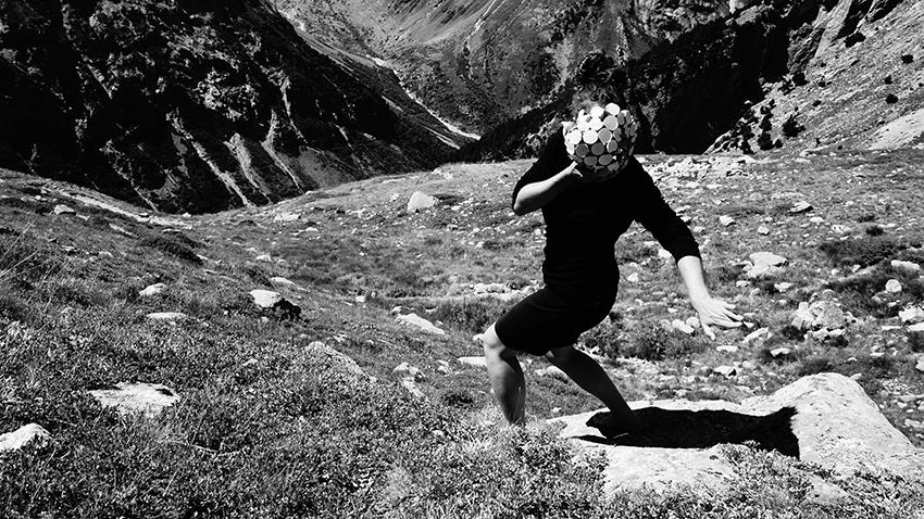 Nawelle Aïnèche en résidence au refuge de Temple-Ecrins