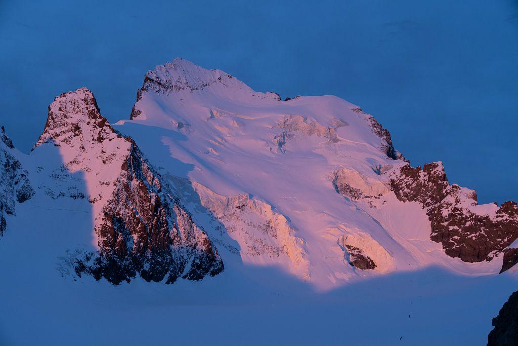 Lever de soleil sur les Écrins et le glacier Blanc © M. Coulon - PNE