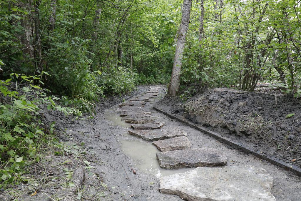 Chantier collectif sur le sentier d'interprétation de la maison du Parc de Vallouise © Xavier Kieser - PNE