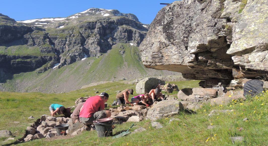 Archéologues à l'abri sous roche de Faravel © Kevin Walsh