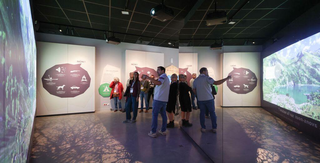 Les agents du Parc font visiter la nouvelle exposition de la Maison de l'Oisans et du parc national