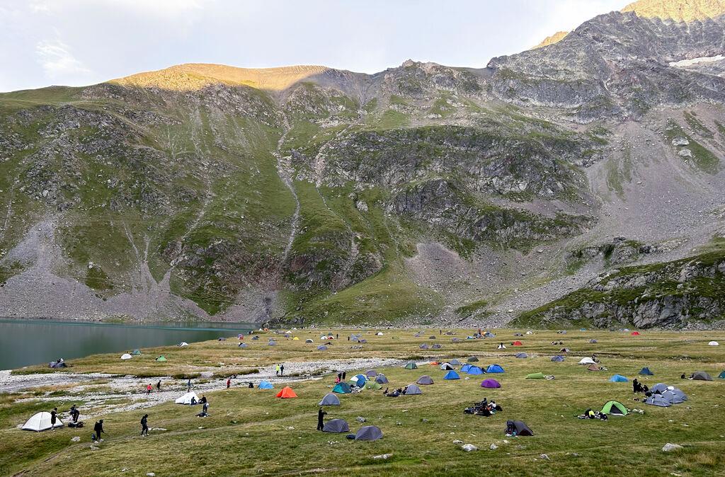 Beaucoup de tentes dans un paysage de montagne