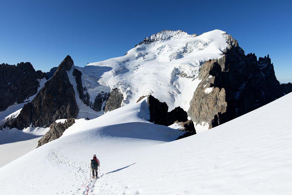Un alpiniste évoluant sur un glacier