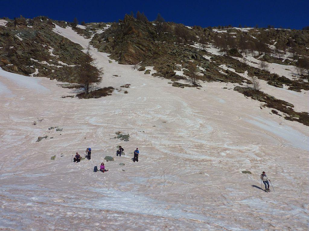 Randonneurs pique-niquant dans la neige
