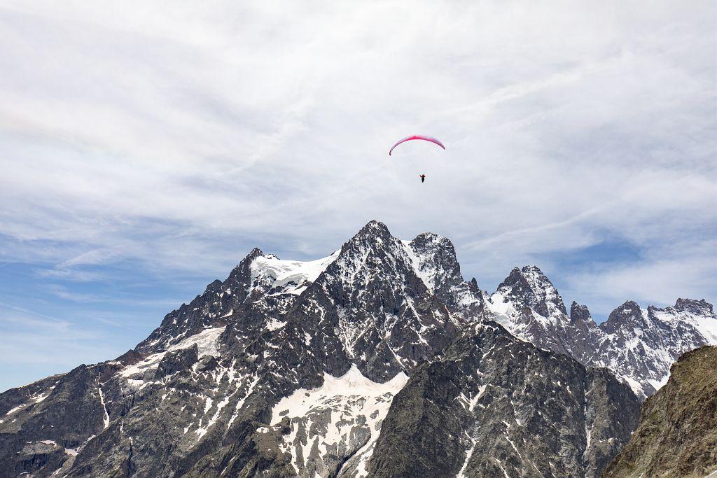 Parapente survolant une montagne
