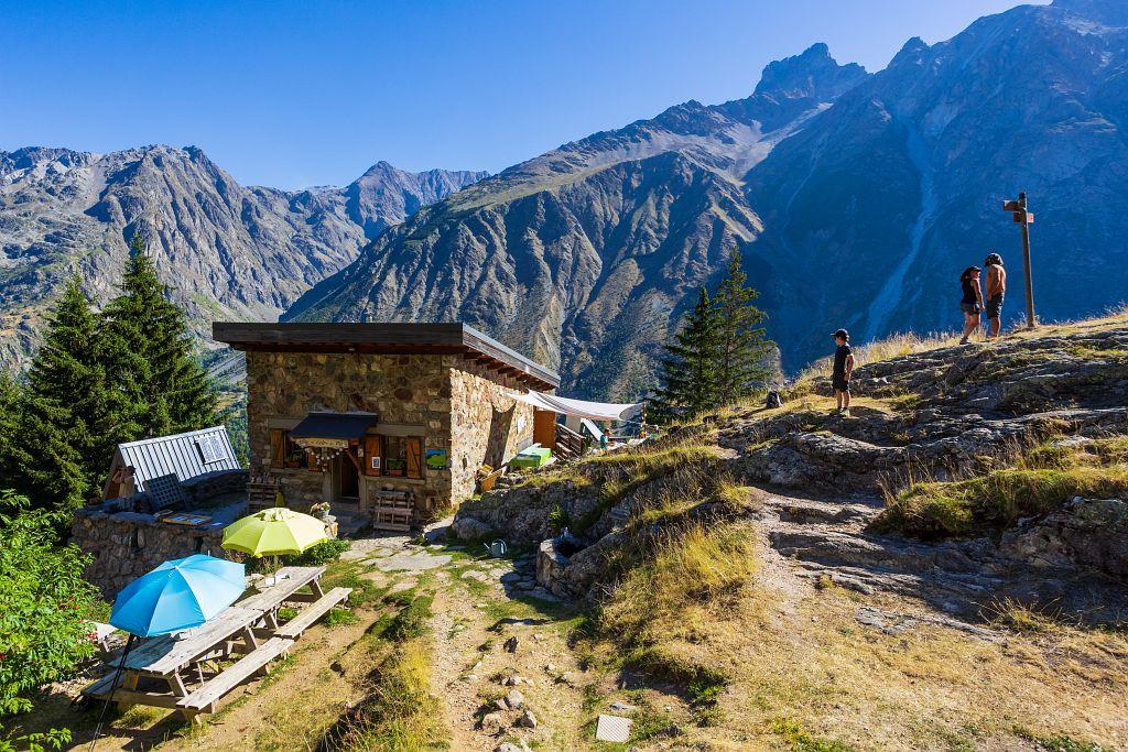 Un bâtiment en montagne
