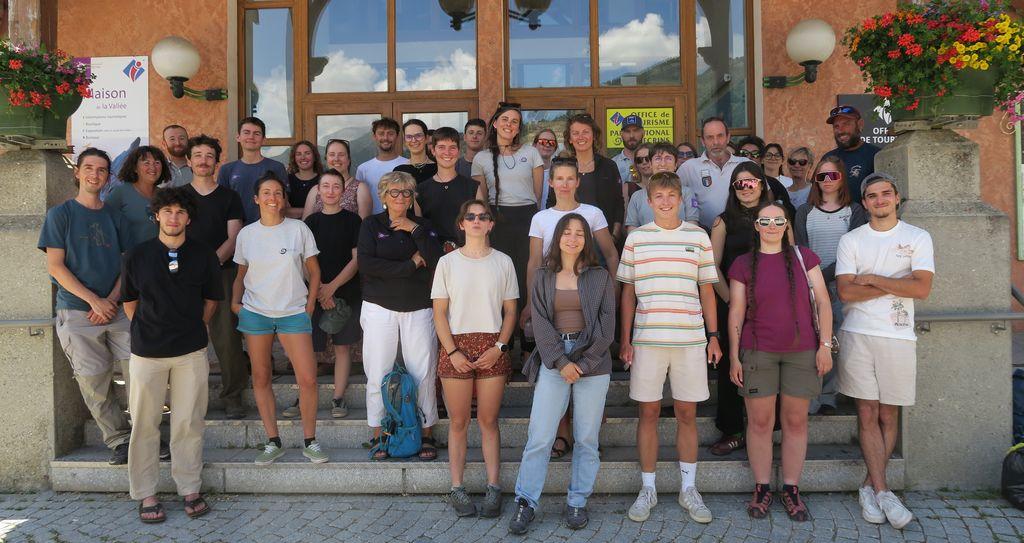 Un groupe de personnes posant pour la photo