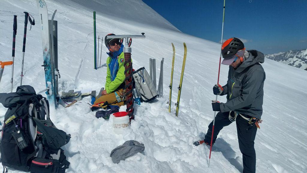 Personnes travaillant sur un glacier