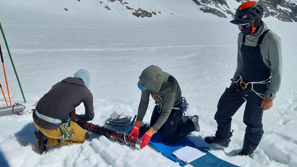 Personnes travaillant sur un glacier