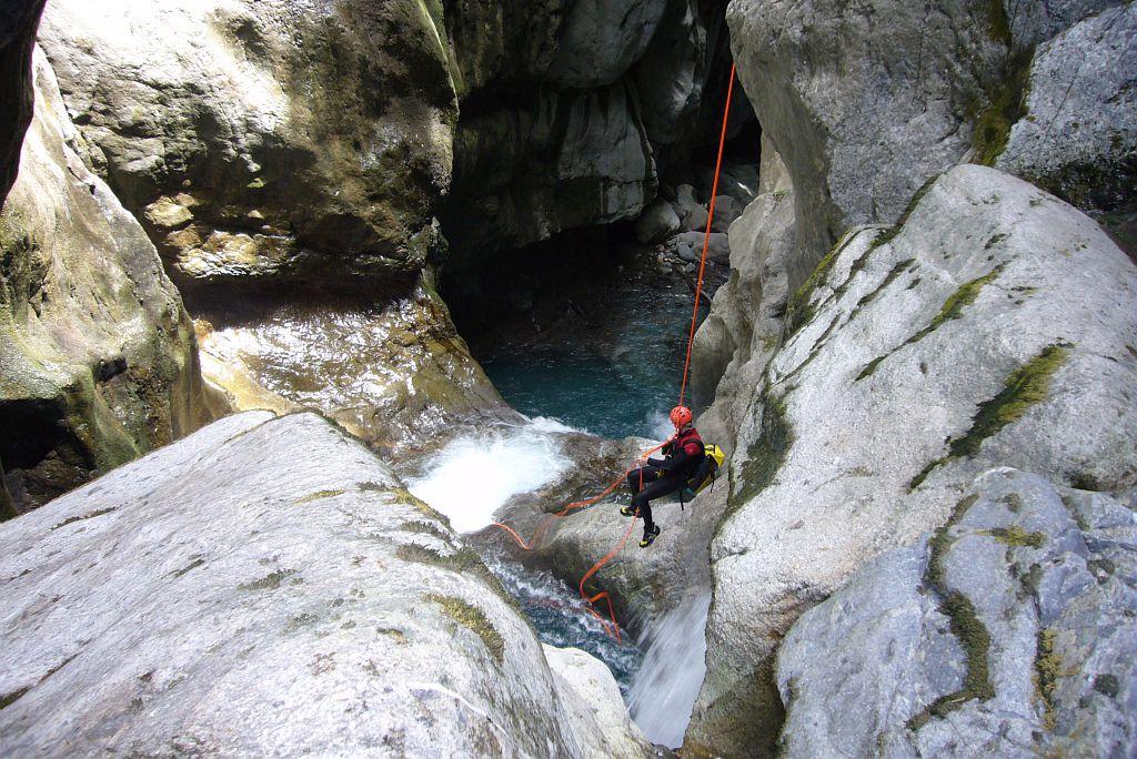 Personne suspendue à une corde dans un canyon