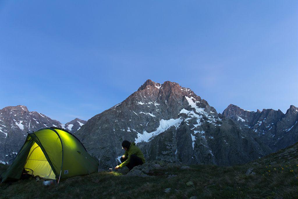 Tente devant une montagne