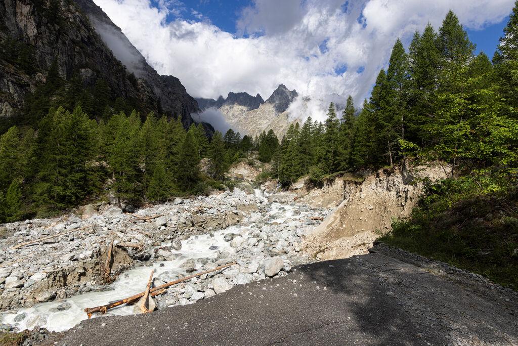 route de montagne arrachée par un torrent