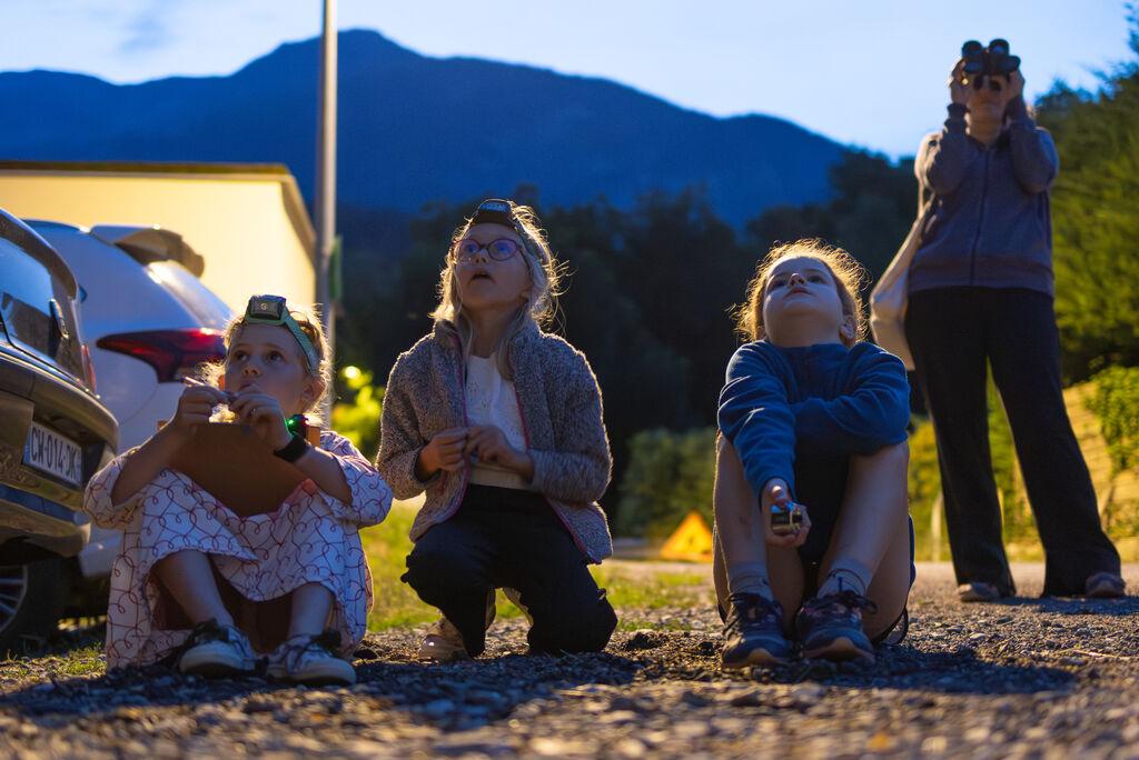enfants assis à la nuit tombée
