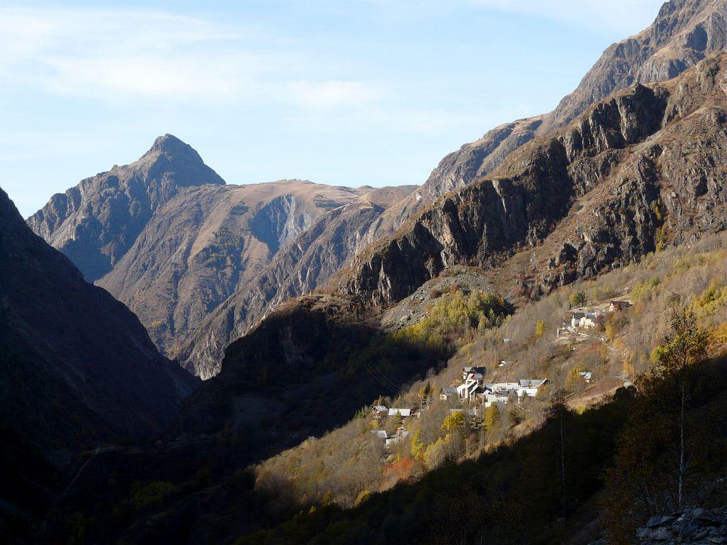 Village de St Christophe-en-Oisans et Pied-Moutet - vallée du Vénéon	© Nicollet Jean-Pierre	Parc national des Ecrins