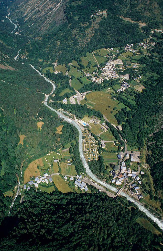 Venosc et ses hameaux en parapente ©Cyril Coursier - Parc national des Ecrins