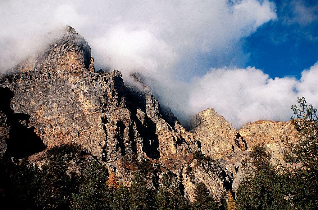 Les falaises de basse et moyenne altitude - Tête d'Aval depuis les Vigneaux © Marie-Geneviève Nicolas - Parc national des Ecrins