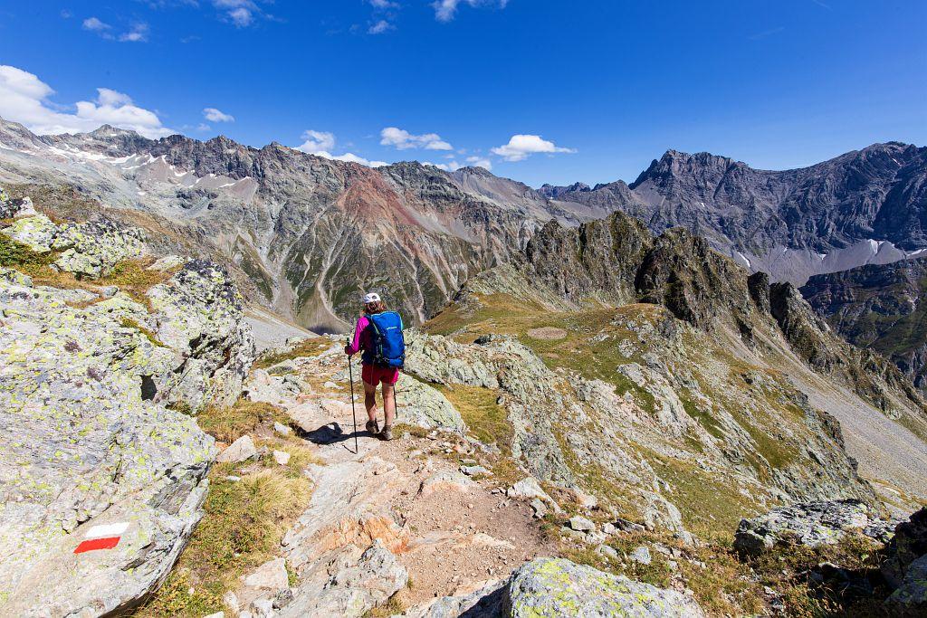 Randonneuse sur le GR54 au pré de la Chaumette © T. Maillet - PNE
