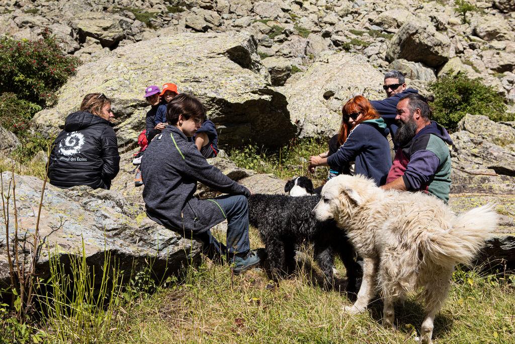 Groupe de personnes avec un gros chien