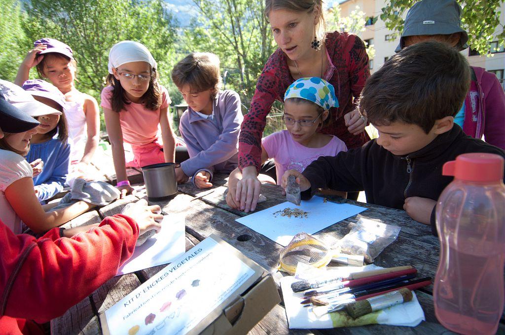 Animatrice - Ateliers peintures naturelles avec des enfants ©Masclaux Pierre