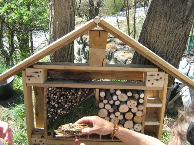 hotel à insectes - école de la Bessée - projet avec le Parc national des Ecrins