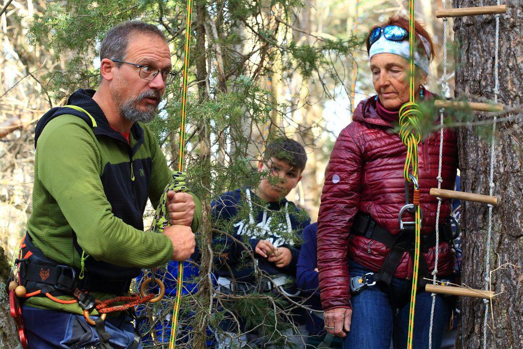Pose de nichoirs dans le cadre de l'ATE de l'école d'Ancelle © M. Corail - PNE