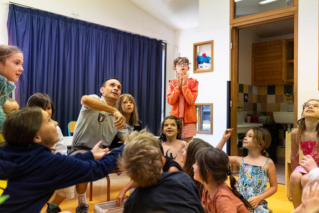 Groupe d'enfants avec un garde-moniteur