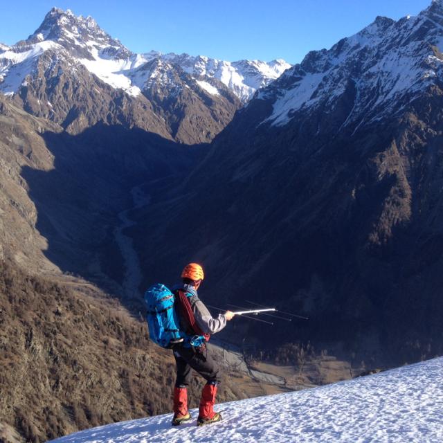 Récupération collier émetteur bouquetin mort - janvier 2015 - Valgaudemar - photo R.Papet - Parc national des Ecrins